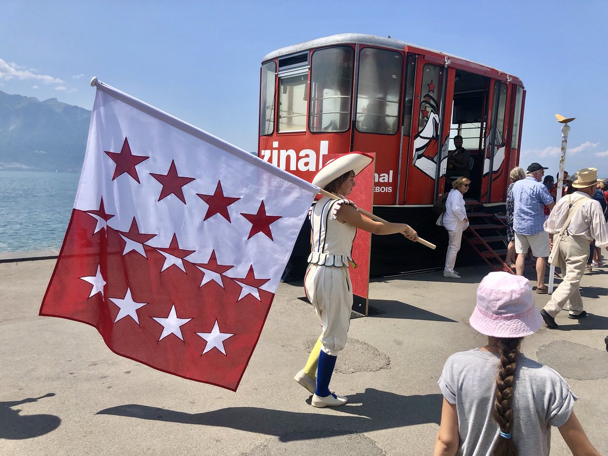 Bienvenue! Nous sommes en direct de la journée du Valais à la Fête des Vignerons. Vivez le cortège avec nous! #fevi2019