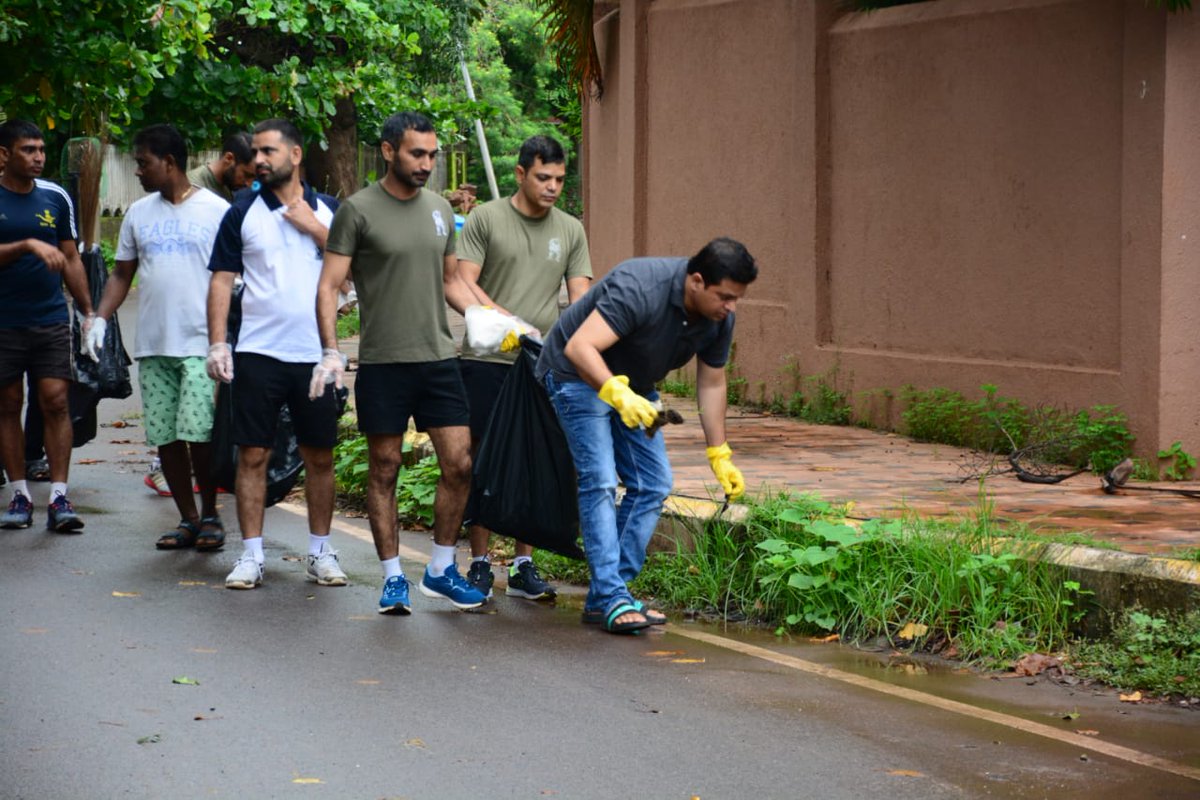Jayeshvsal's tweet photo. Every individual must strive to maintain cleanliness in their surrounding. To encourage people to practice cleanliness & commemorate 20th Anniversary of #KargilVijayDiwas, Ins Mandovi, Nerul Panchayat & locals organized a cleanliness drive in Nerul this morning. #NerulForward https://t.co/YfnjpmaC3O