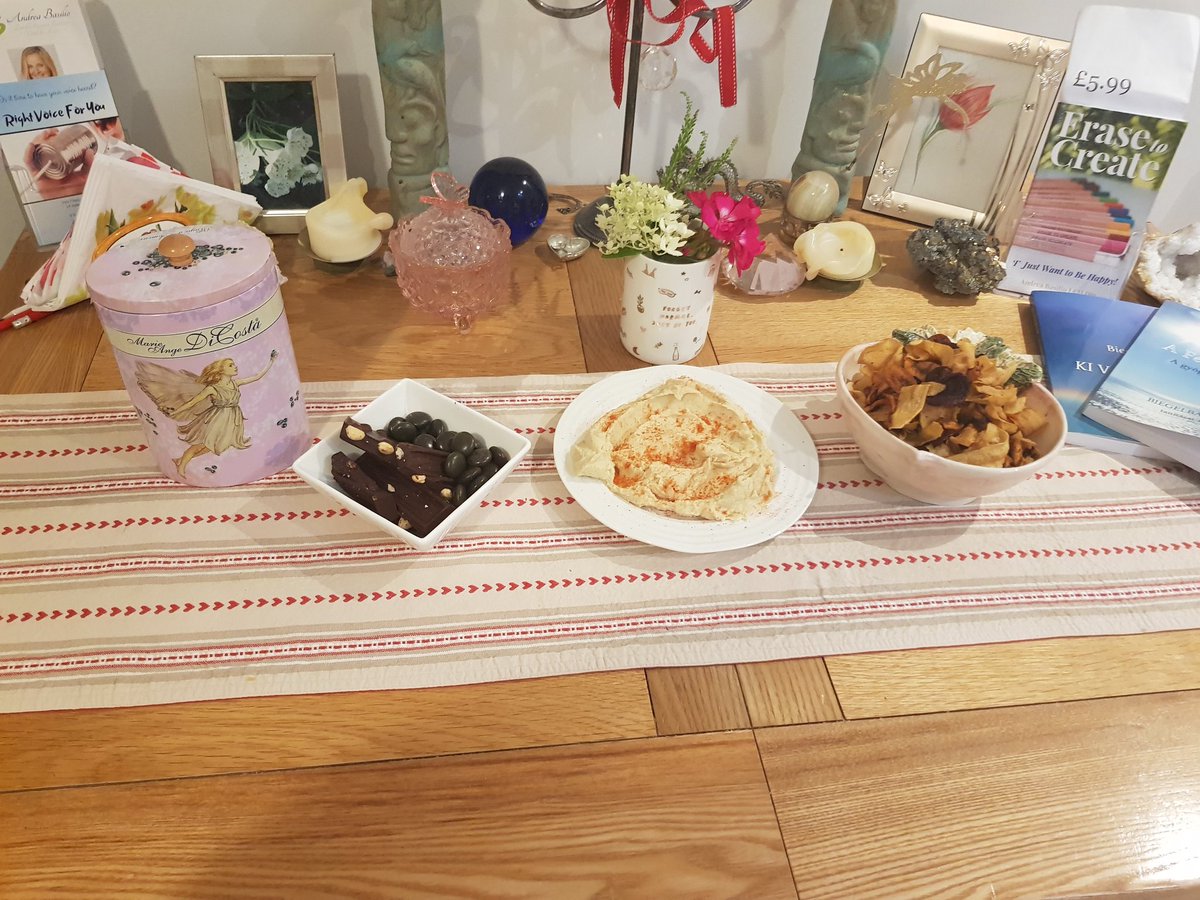 AJobaLCHDip's tweet photo. My magical hummus and garden flowers. #Alchemy #EarthCreates #Happiness https://t.co/r7RKQ3grlL