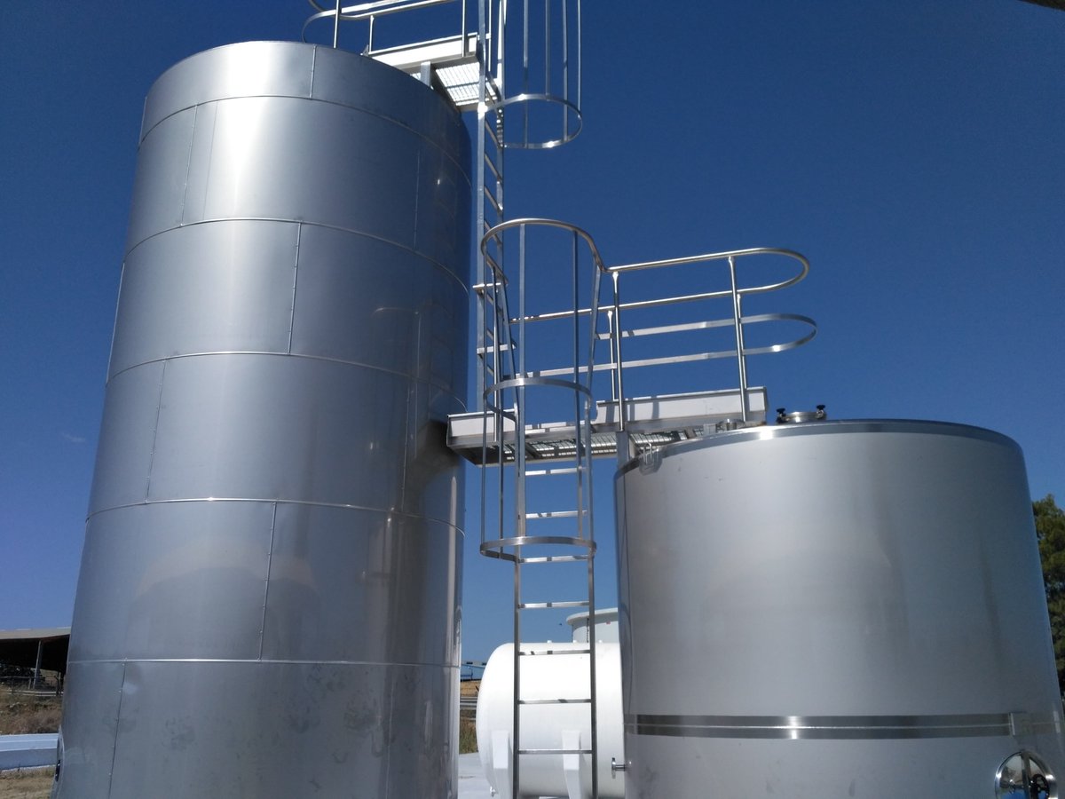 Water2REturn's tweet image. 👩‍🏭👷‍♂️🚧 Despite summertime and what that entails in a city like Seville 🌡️🥵, #Water2REturn system installation continues at #MataderodelSur! Part of the energy line equipment has been pre-installed by #Adventech by the end of June, and works will be finished in September 💧🐮♻️🌱