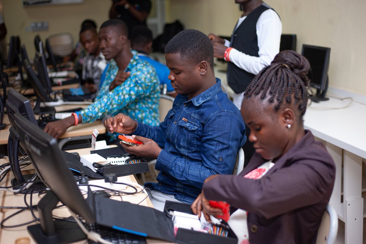 glblcd's tweet image. It’s graduation day!! Congratulations to this years cohort: 125 new python developers, github wizards, and heroku heroes! #GlobalCode #GC2019
