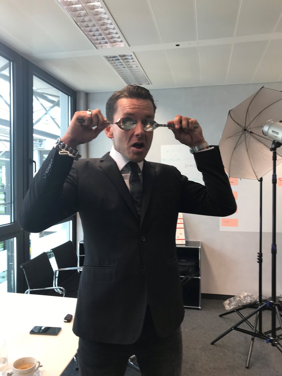 IntertecOnline's tweet image. MITARBEITERSHOOTING FÜR INTERTECS NEUE HOMEPAGE mit Fotograf Christian Schranner. Eine Herausforderung waren die #Sommerhitze und die Lampen. CEO Christian Peters Lösung lag ganz nah: zwei Löffel für die geschwollenen Augen! #independentdistribution