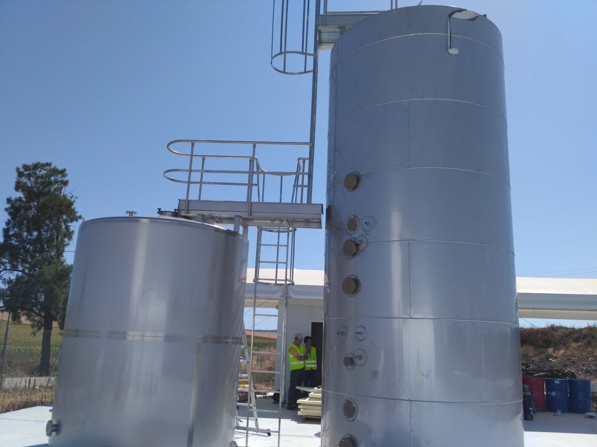 Water2REturn's tweet image. 👩‍🏭👷‍♂️🚧A pesar del verano y lo que eso implica en una ciudad como Sevilla 🌡️🥵, ¡la instalación de #Water2REturn continúa en #MataderodelSur! #Adventech pre-instaló parte de los equipos de la línea de energía a finales de junio, trabajo que estará terminado en septiembre💧🐮♻️🌱