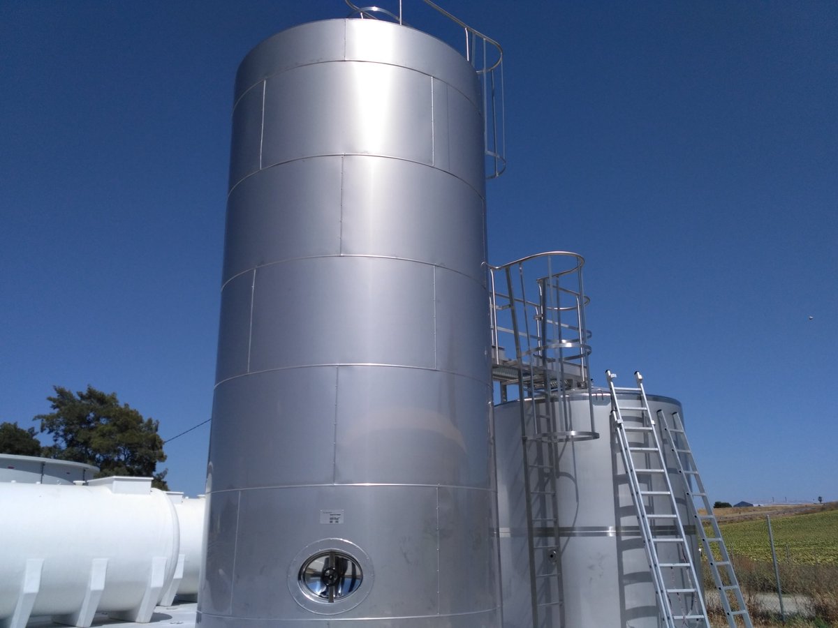 Water2REturn's tweet image. 👩‍🏭👷‍♂️🚧A pesar del verano y lo que eso implica en una ciudad como Sevilla 🌡️🥵, ¡la instalación de #Water2REturn continúa en #MataderodelSur! #Adventech pre-instaló parte de los equipos de la línea de energía a finales de junio, trabajo que estará terminado en septiembre💧🐮♻️🌱