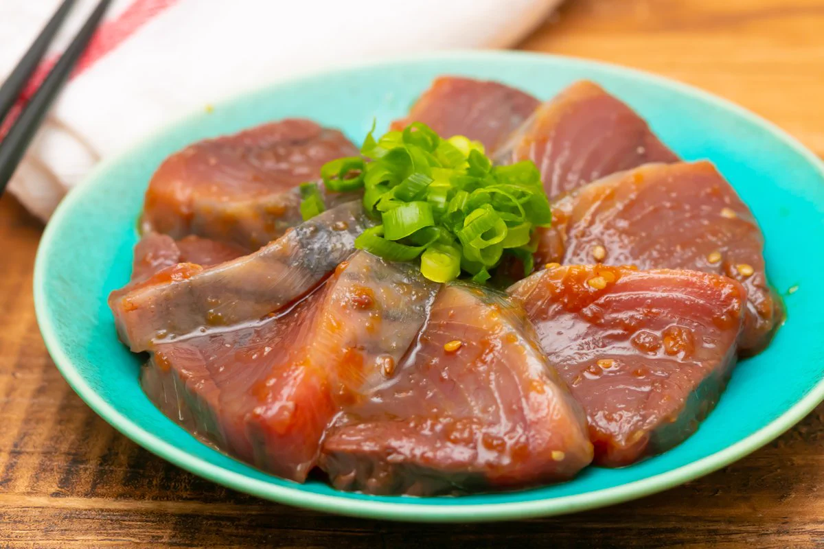 激ウマ！かつおのお刺身に焼肉のタレを染み込ませたら美味しい漬けになる！