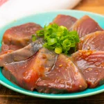 激ウマ!かつおのお刺身に焼肉のタレを染み込ませたら美味しい漬けになる!