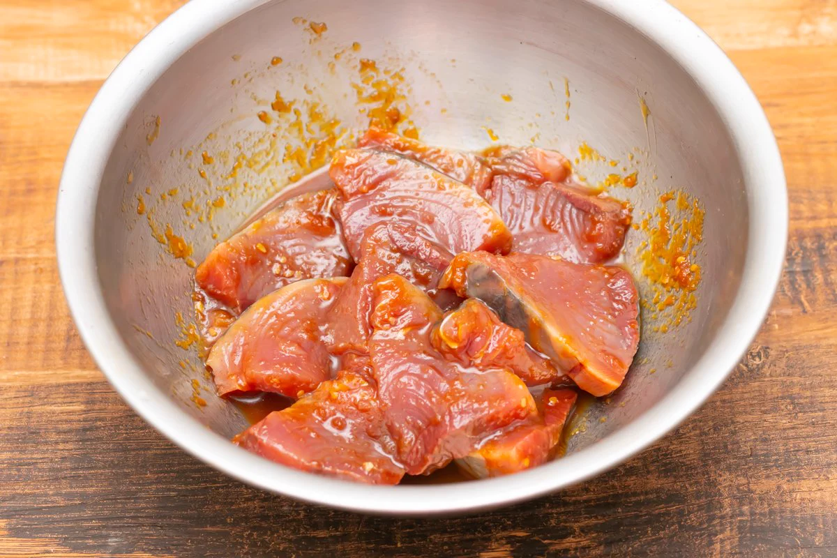 激ウマ！かつおのお刺身に焼肉のタレを染み込ませたら美味しい漬けになる！