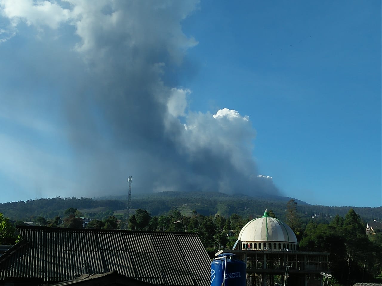 Potret kepulan asap erupsi Gunung Tangkuban Parahu, Jumat (26/7/2019)