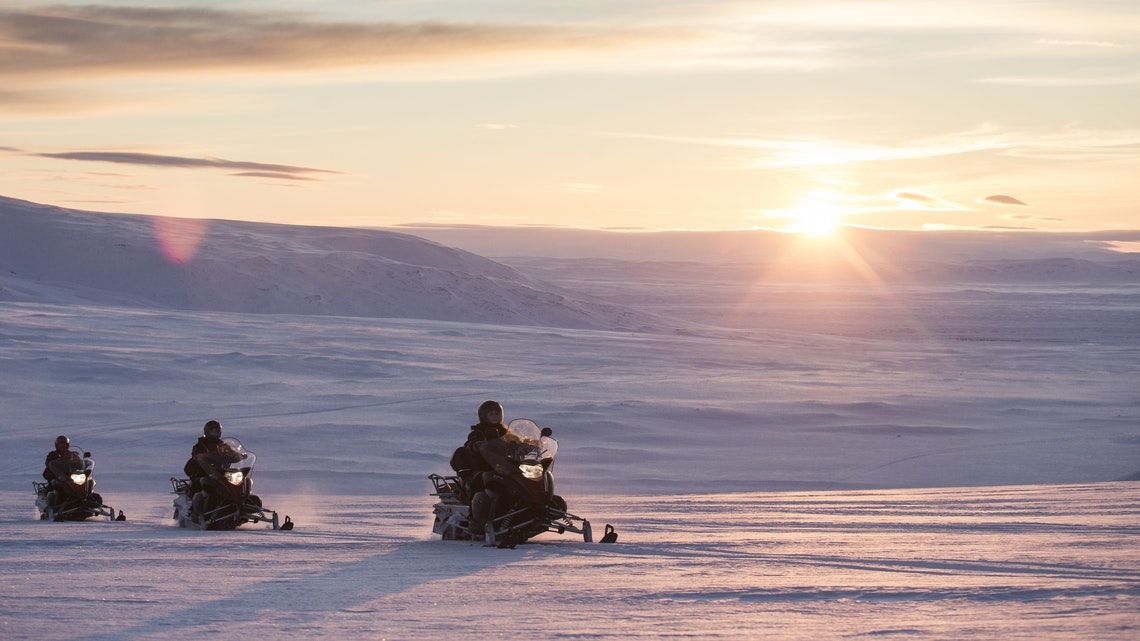 IcelandAdvice's tweet photo. ❄️SNOWMOBILING❄️
Go snowmobiling on Langjökull Glacier with transfer to and from Reykjavík! 
A family friendly snowmobile tour and children are more than welcome to ride as passengers as long as they have reached the age of six. 👉 https://t.co/HPQvCHnqC5 https://t.co/BkVddy8H7l