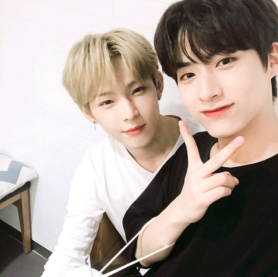 official_ONEUS's tweet photo. [#시온]
세상에서 제일 사랑하는 
우리 삐약삐약엉아 생일 짱 추카해❤ 
평생 보자💕💕알라뷰 쏘 머취💋

- 세상에서 제일 잘생기고 귀엽고 
깜찍한 동생이 - https://t.co/zYGrwV88bB