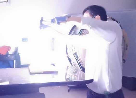 fizzy_cyst's tweet photo. Ever wondered what happens if you discharge a helluva lot of high-energy electrons loaded in to a Perspex block in one explosive event? #medphys in action. Goodbye Jupiter linear accelerator. It’s been great having you. @BartsHospital @BartsRadiother2 https://t.co/jZCNTCRJVJ