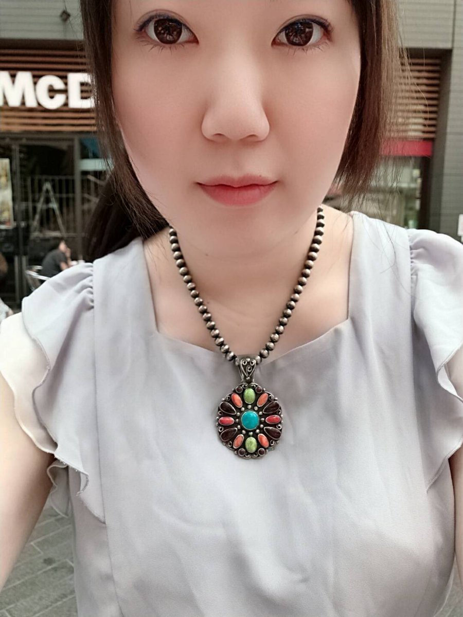 kagets09_9_5's tweet photo. 本日の店員コーディネート。
ターコイズを中心に、スパイニーオイスターとガスパイトが嵌め込まれております。
私こういうボリュームのあるタイプも似合うでしょう😊
(自画自賛)
お好きな方にはたまらない一点ものです。
#ふたこ座
#MesaCollection
#ターコイズジュエリー https://t.co/WWL4NNc3A5