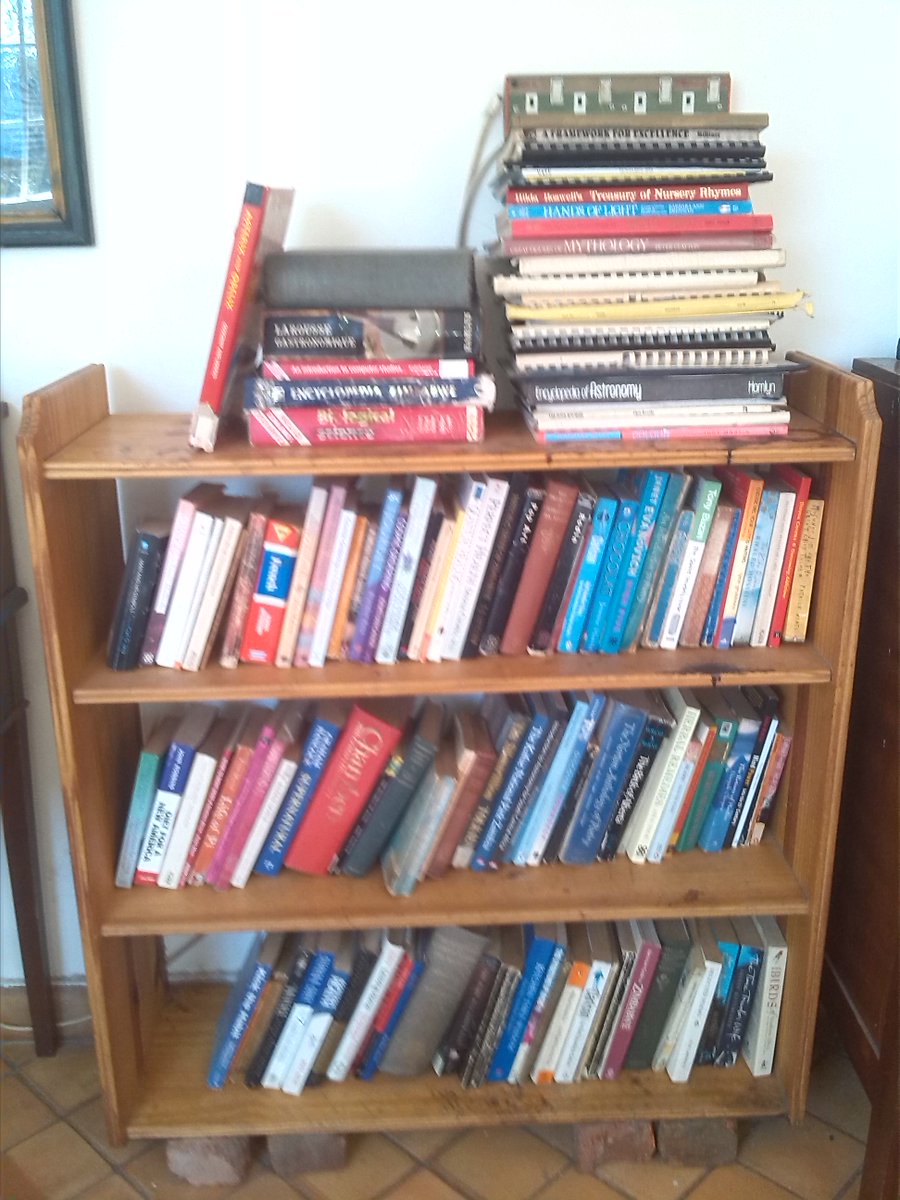 librabalances's tweet image. The historic bookshelf of Jonathan N. Wakeling @jnwakeling , aka Speak-a-little-French @speakalittlefr aka Makanaka. With thanks from Libra Balances The Books @librabalances ❤️📚🖋️