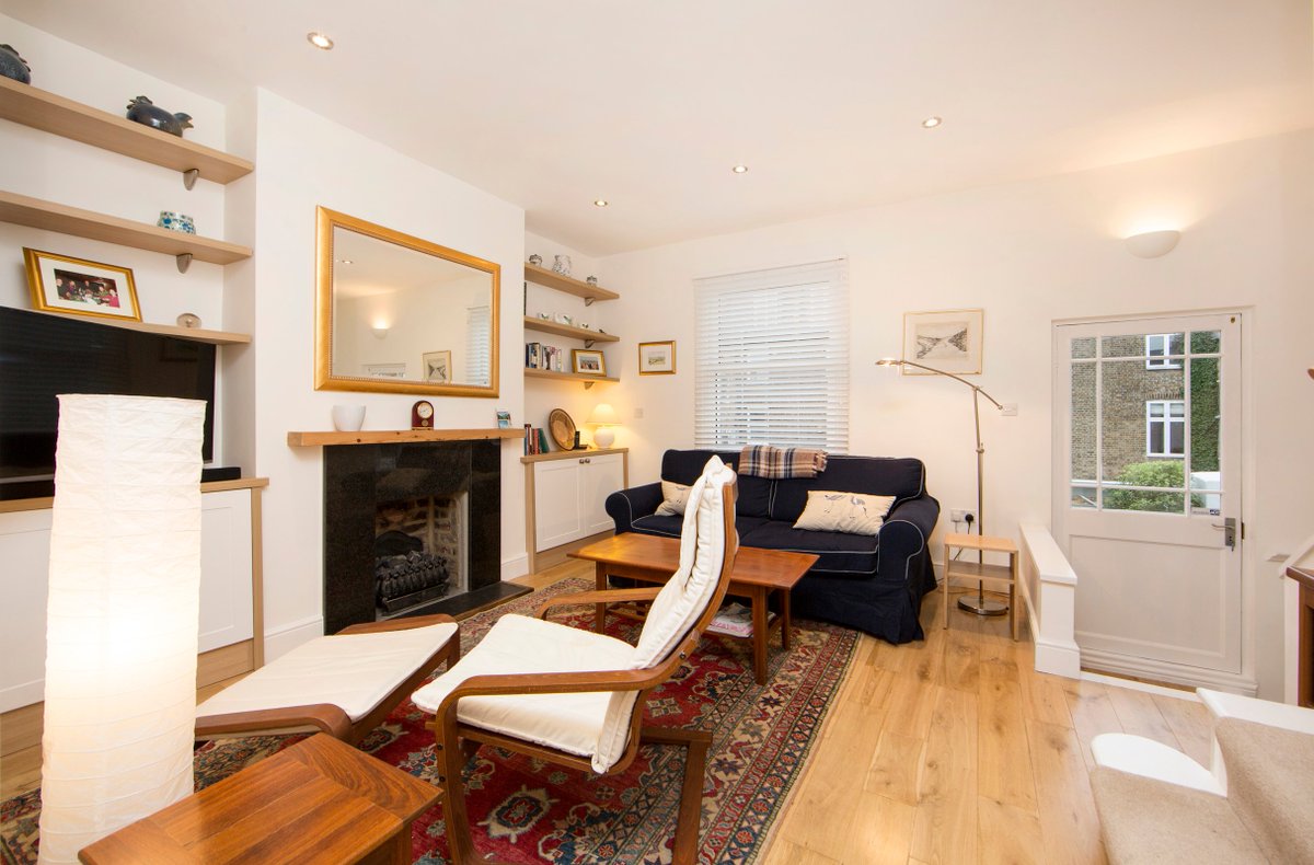 DestLondon's tweet image. Our charismatic Oxberry Avenue property is located right on the banks of the River Thames! With pretty residential houses, charming front gardens and marvellous green spaces nearby, this Fulham-based apartment is London at it's finest ✨ 🇬🇧

destinationlondon2000.com/property-info/…

#London #uk