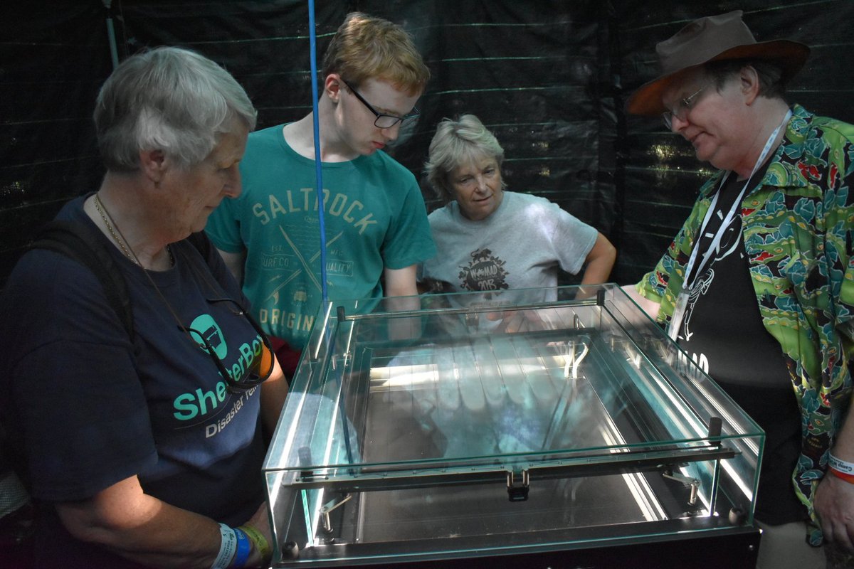 Dave Wark shows us what a real cloud chamber works. Did you most of what we see in these small chambers is background, not cosmic ray's? #PhysicsPavilion2019 #WOMAD2019 #WorldOfPhysics #TheBigBangCollective