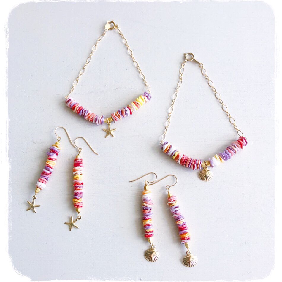 Tane_accessory's tweet photo. いよいよ明日になりましたー！
台風もなんとか待ってくれそうです😘🙏 

明日はお好きな天然石をお選びいただいて、その場でオリジナルアクセサリーの作成もしたいと思います☺️
是非遊びにきて下さい〜✨

https://t.co/zvuoQ9cUOv https://t.co/H2T1zqBlTl