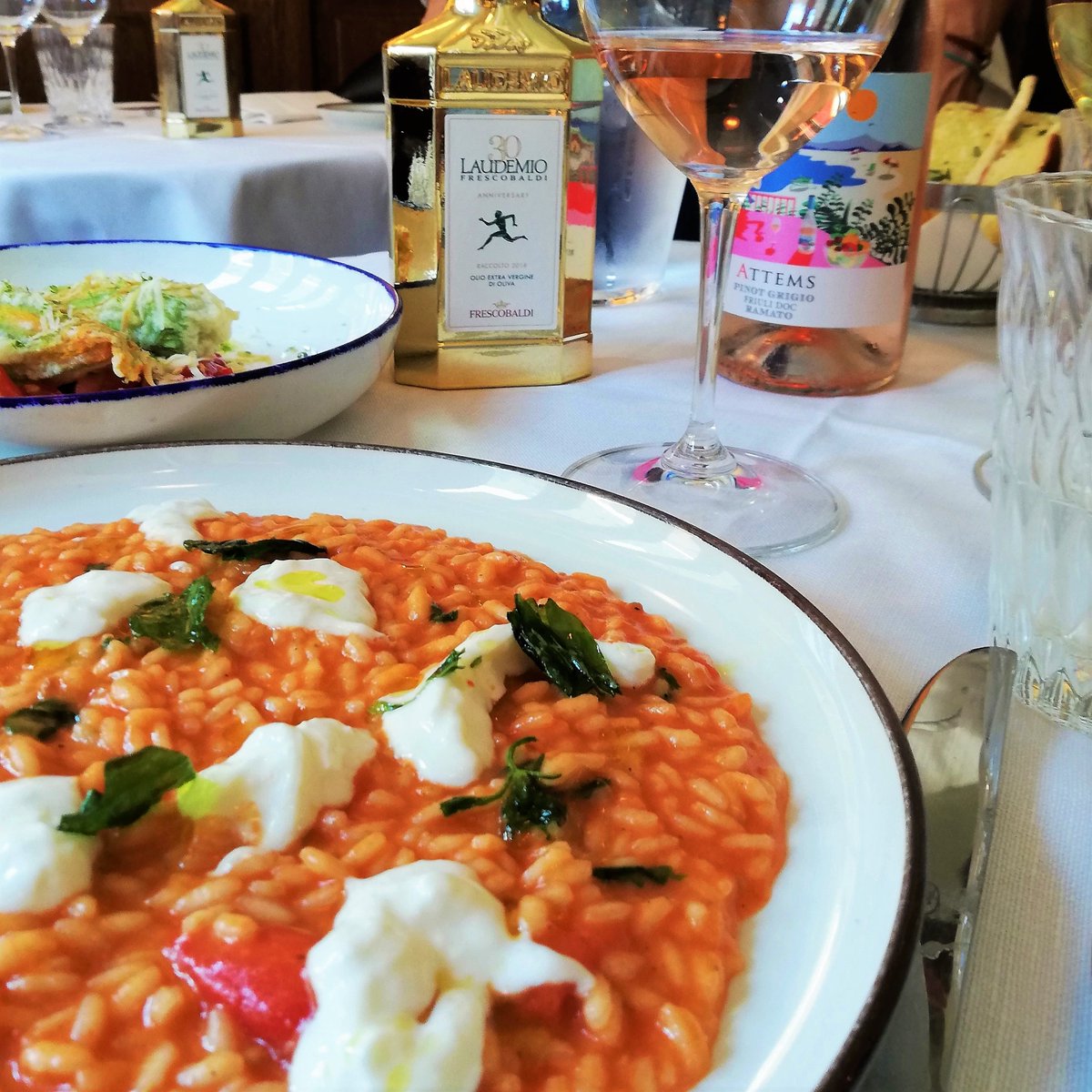Frescobaldi_FLR's tweet photo. Tomato: king of summer 🍅
Our chef uses Fresh Tomatoes with Burrata, Basil and Laudemio Frescobaldi Olive Oil to prepare "Risotto Acquerello".
What do you think?
#summer #laudemio #risotto #burrata
#frescobaldi #frescobaldifirenze #ristorantefrescobaldi #firenze https://t.co/TSOXfA6EvO