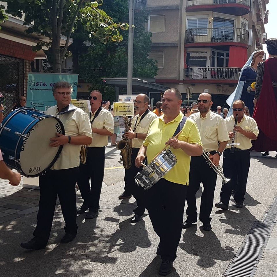 Avui la regidora Rosa Aladern i el regidor Pere Lopera Romero a l’inici de la comitiva al Ofici. Us desitgem que passeu una bona Festa Major, sobretot a les Annes i Joaquims i Joaquimes!