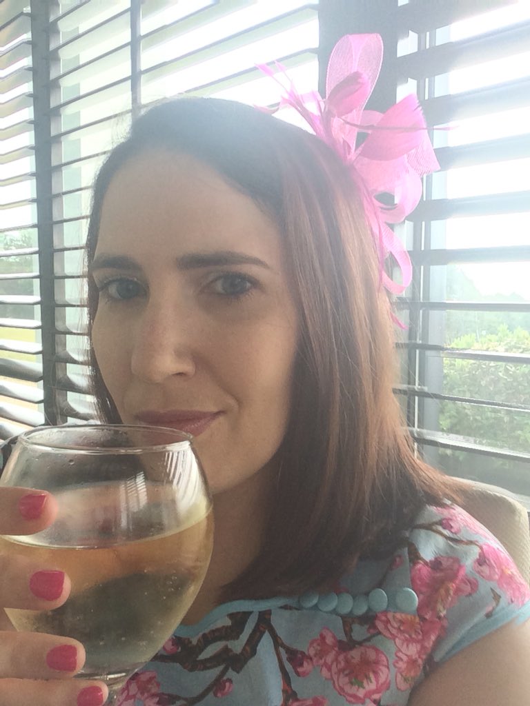 Gemsallen's tweet image. Enjoying a quick drink before the fun starts in a beautiful place #wedding #InTheBar