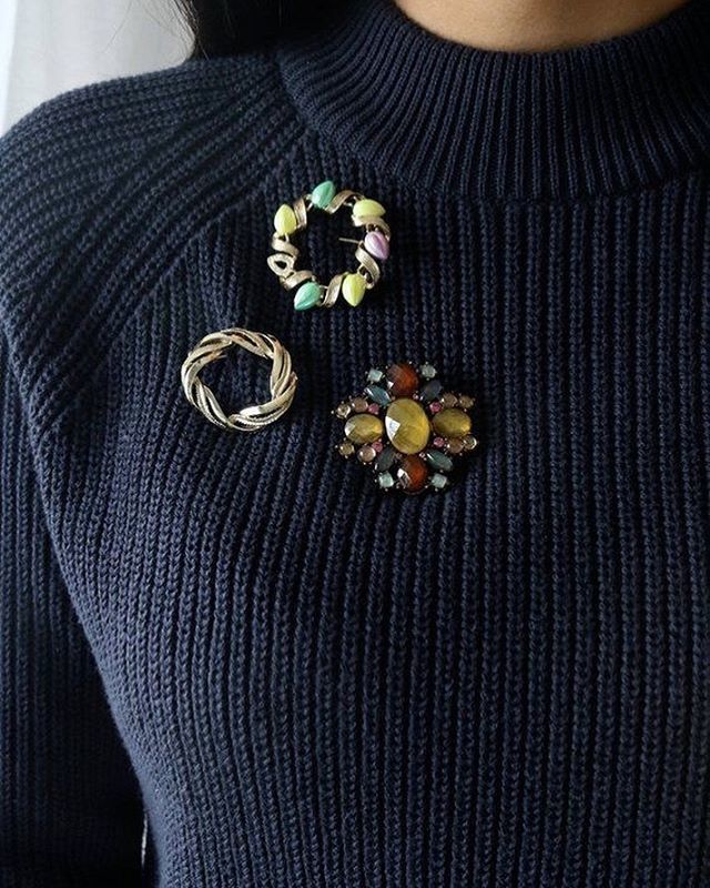 A C C E S S O R I Z E ⭐
Who says you can’t stack ‘em?
#fashioninspiration #fashioninspo
.
.
.
.
.
#new #newins #studded #pearls #fauxpearl #goldtone #brooch #dresses #collars #dragonfly #green #greenbrooch #turbans #blazers #jackets #partyjewelry #gi… ift.tt/2Ouht62