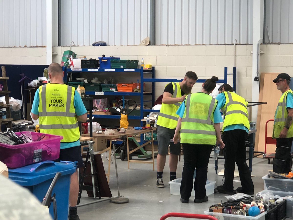 We have the fabulous ⁦<a href="/rawhomerob/">Raw Home</a>⁩ Rob with us today! Teaching companions how to recycle and be uber creative 👏🏻#upcycled #recyclemorewasteless 💚💚💚 ⁦<a href="/EmmausUK/">Emmaus UK</a>⁩