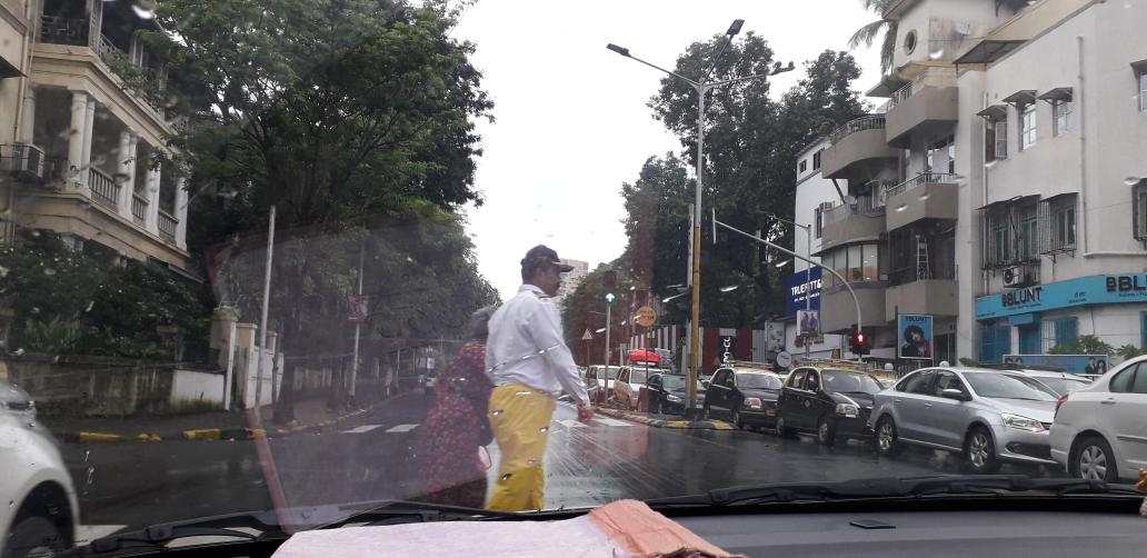 vaishnavi_1001's tweet image. This policeman @ #PeddarRoad
stopped traffic even when the signal was green and let a patiently waiting old lady cross the road. When she struggled to walk down the footpath, he held her hand, helped her cross
@MumbaiPolice and its heroes.The reason why the city is what it is!