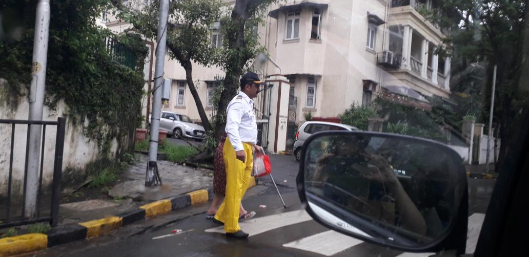 vaishnavi_1001's tweet image. This policeman @ #PeddarRoad
stopped traffic even when the signal was green and let a patiently waiting old lady cross the road. When she struggled to walk down the footpath, he held her hand, helped her cross
@MumbaiPolice and its heroes.The reason why the city is what it is!