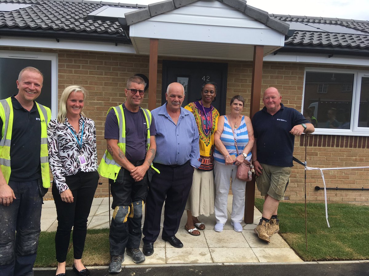 lutoncouncil's tweet image. Cllr Tom Shaw hands keys to first resident, Shirley Long at Luton’s Roman Way development #CouncilHousing100 @LGAcomms @jacquiburnett4