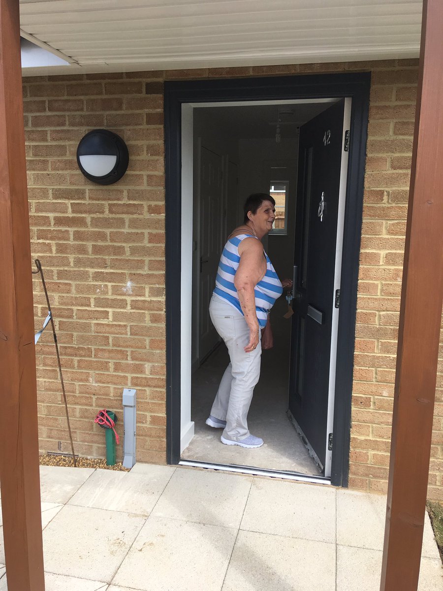 lutoncouncil's tweet image. Cllr Tom Shaw hands keys to first resident, Shirley Long at Luton’s Roman Way development #CouncilHousing100 @LGAcomms @jacquiburnett4