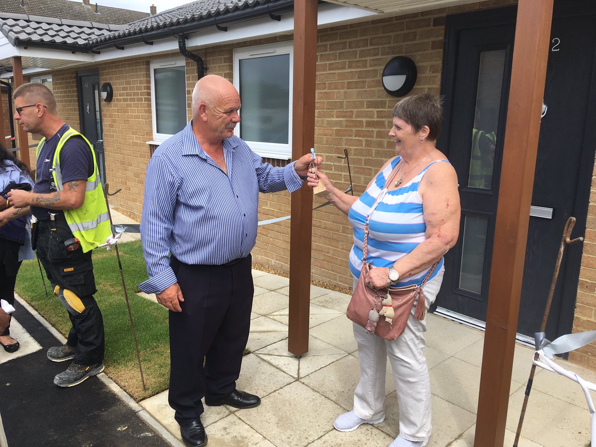 lutoncouncil's tweet image. Cllr Tom Shaw hands keys to first resident, Shirley Long at Luton’s Roman Way development #CouncilHousing100 @LGAcomms @jacquiburnett4