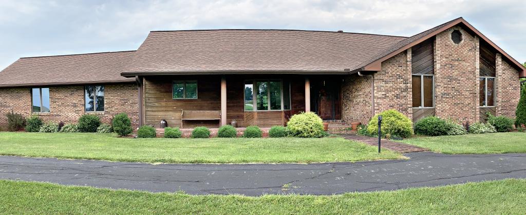 kurtzauction's tweet photo. AUCTION REMINDER: 3 Bed, 2 Bath Brick Home &amp; 17.353 acres selling in 2 tracts. Join us at 970 Greenbriar Rd, Utica KY at 10 AM. PLUS: Guns, Furniture, tools &amp; collectibles, for more info contact Tyler Edge, Auctioneer or follow the link below: https://t.co/nYkYMZIsVw https://t.co/nz1z5ox9Gf