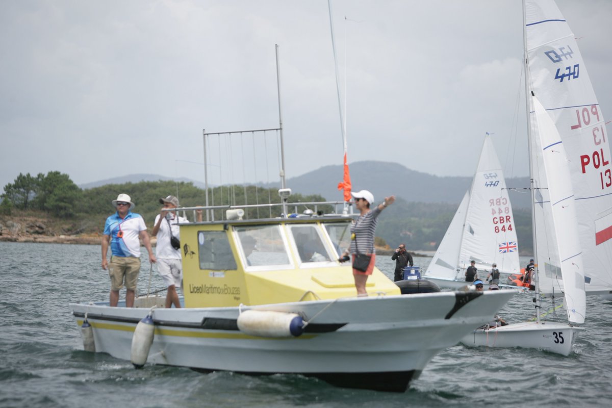 🚨 ¡Al agua! La flota ya está en el campo de regatas con todo a punto para comenzar las pruebas. De momento, poquito viento en esta segunda jornada de regatas en la ría de Arousa. 📸 © Juan Caballero