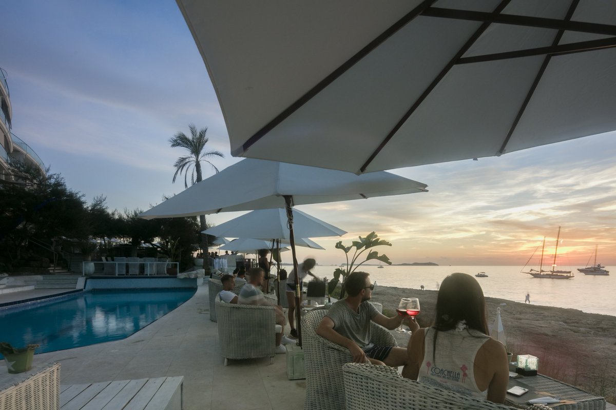 Por mas momentos como estos, el verano, su brisa y su luz 🌅
.
.
For more moments like these, the summer, its breeze and its light 🌅
.
.
Für mehr Momente wie diesen, den Sommer, seine Brise und sein Licht 🌅

#sunseabaribiza #wonderful_ibiza #beautiful_ibiza #seasonibiza #summer