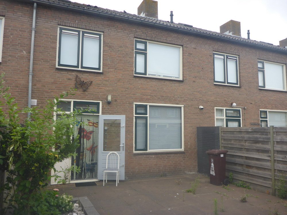 WBV_BeterWonen's tweet photo. Tussenwoning met 3 slaapkamers en vlizotrap naar de zolderverdieping te huur aan Schoolstraat 40 in #Stellendam 

Reageren kan via https://t.co/bOPYqI6Cob vóór 6 augustus 2019. https://t.co/1hl6RBvh7U