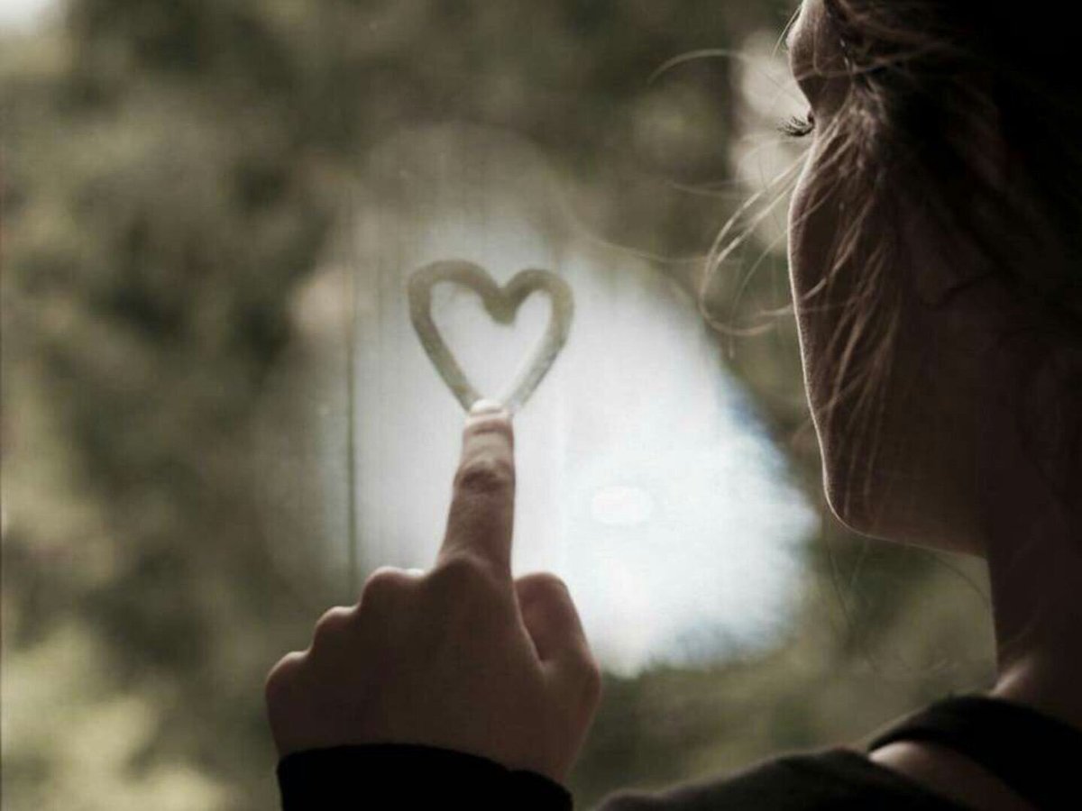 물건을
버리려고 정리하다 보면

쓰지도 않을거면서
아까워서
다시 챙겨 넣어놓는 물건이 있잖아...

넌
내가 그런 존재야...

서랍에 넣어 놓고
가끔 꺼내보고 싶은 사람...