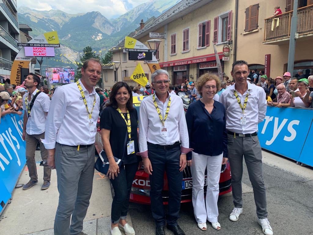 En direct du <a href="/LeTour/">Tour de France™</a> à Saint-Jean-de-Maurienne. Les meilleurs coureurs mondiaux 🚴‍♀️🚴🏻‍♂️, les plus beaux paysages de 🇫🇷 offerts au monde entier, 4500 emplois, 800 forces de l’ordre et de secours, un public populaire enthousiaste. Que la fête commence!