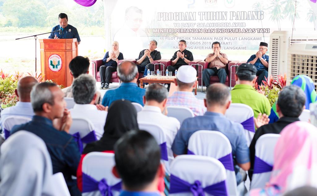 msallehhuddin's tweet photo. Sekitar Pelancaran Penanaman Padi Pulut Langkawi yang dirasmikan oleh YBM MOA di Kampung Ayer Hangat, Langkawi. Padi pulut akan dijadikan 'signature' di Langkawi dan antara varietinya adalah Masria 1972, Siding 1981, Pulut Malaysia 1974 &amp; Pulut Hitam 9  #moa #foodsecurity https://t.co/nRTSB25bpV
