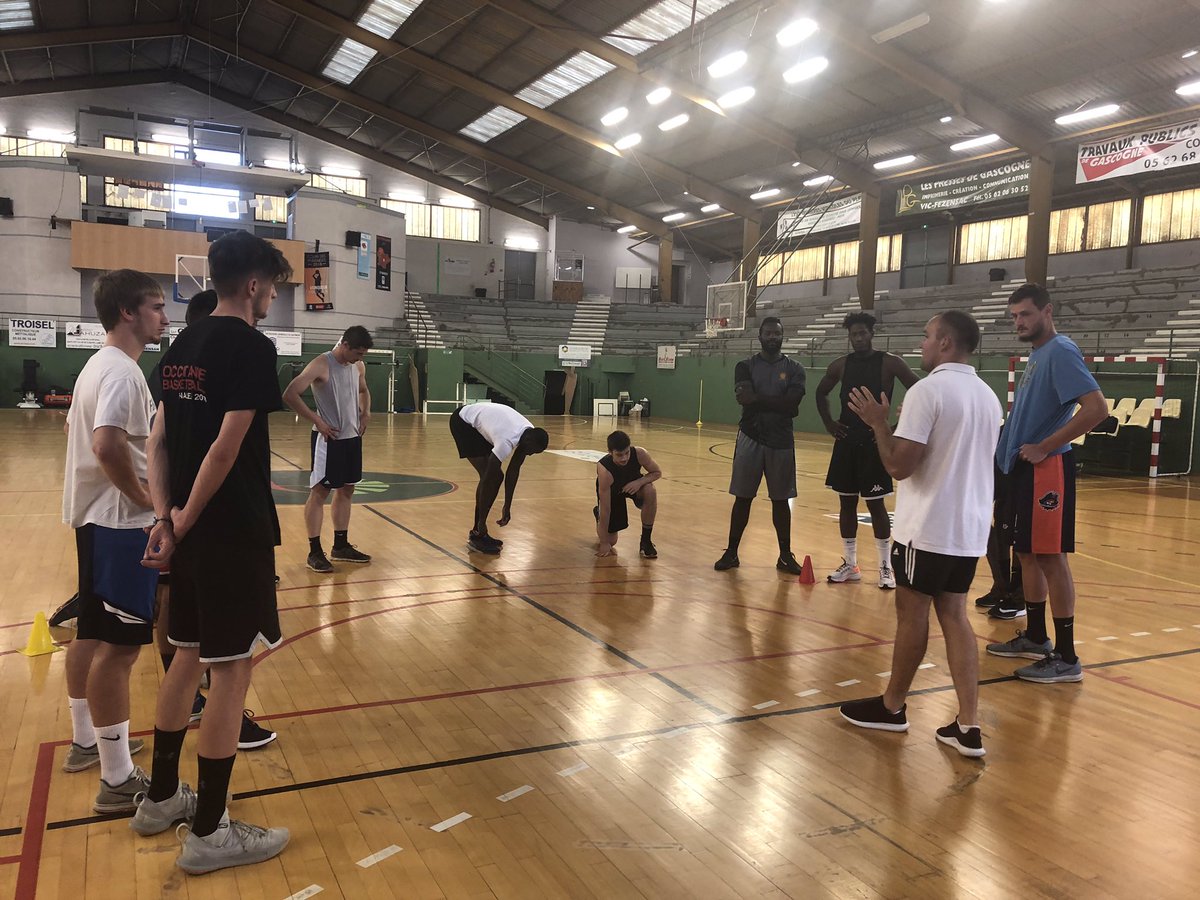 VCGBbasket32's tweet photo. ➡️🏀 [NM3] 
C’était jour de reprise pour l’équipe fanion en ce 2 Août. Les joueurs ont retrouvé le parquet des Arènes de Valence sur Baïse. 
#gers #basket #VCGB #LesVerts https://t.co/Az2AkY34Tj
