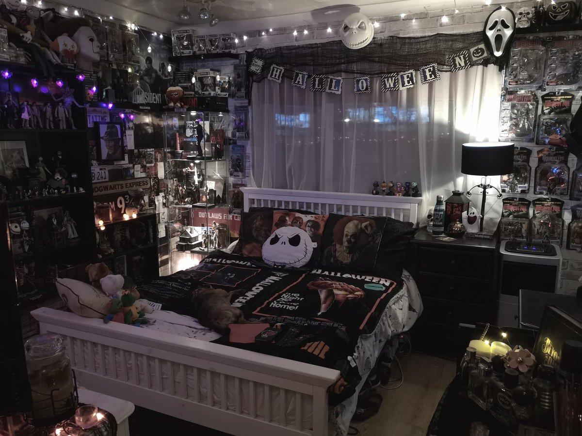 threadstokill's tweet photo. Think my bedrooms reached its maximum capacity now 👻🕸️🦇 https://t.co/HfJLitzXNr