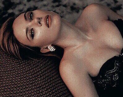 romancxrtr's tweet image. 𝐹𝑟𝑖𝑒𝑛𝑑𝑠 𝑤𝑖𝑡𝘩 𝐵𝑒𝑛𝑒𝑓𝑖𝑡𝑠 | au romadanvers 

Carol e Natasha são muito ocupadas com seus trabalhos e não têm tempo para relacionamentos. Sendo assim, decidem incluir sexo em sua amizade, deixando de fora comprometimento e emoção.