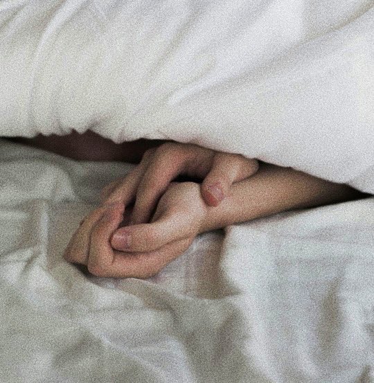 romancxrtr's tweet image. 𝐹𝑟𝑖𝑒𝑛𝑑𝑠 𝑤𝑖𝑡𝘩 𝐵𝑒𝑛𝑒𝑓𝑖𝑡𝑠 | au romadanvers 

Carol e Natasha são muito ocupadas com seus trabalhos e não têm tempo para relacionamentos. Sendo assim, decidem incluir sexo em sua amizade, deixando de fora comprometimento e emoção.