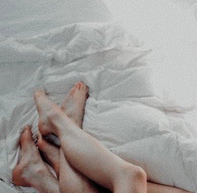 romancxrtr's tweet image. 𝐹𝑟𝑖𝑒𝑛𝑑𝑠 𝑤𝑖𝑡𝘩 𝐵𝑒𝑛𝑒𝑓𝑖𝑡𝑠 | au romadanvers 

Carol e Natasha são muito ocupadas com seus trabalhos e não têm tempo para relacionamentos. Sendo assim, decidem incluir sexo em sua amizade, deixando de fora comprometimento e emoção.