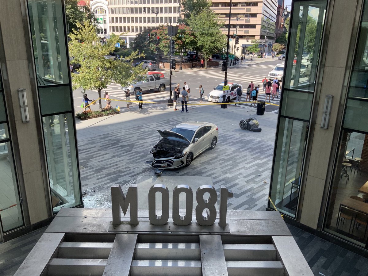 MicWhalen's tweet photo. Parking was a little more challenging than usual at the office this afternoon. @washingtonpost https://t.co/ucryeBFtfq