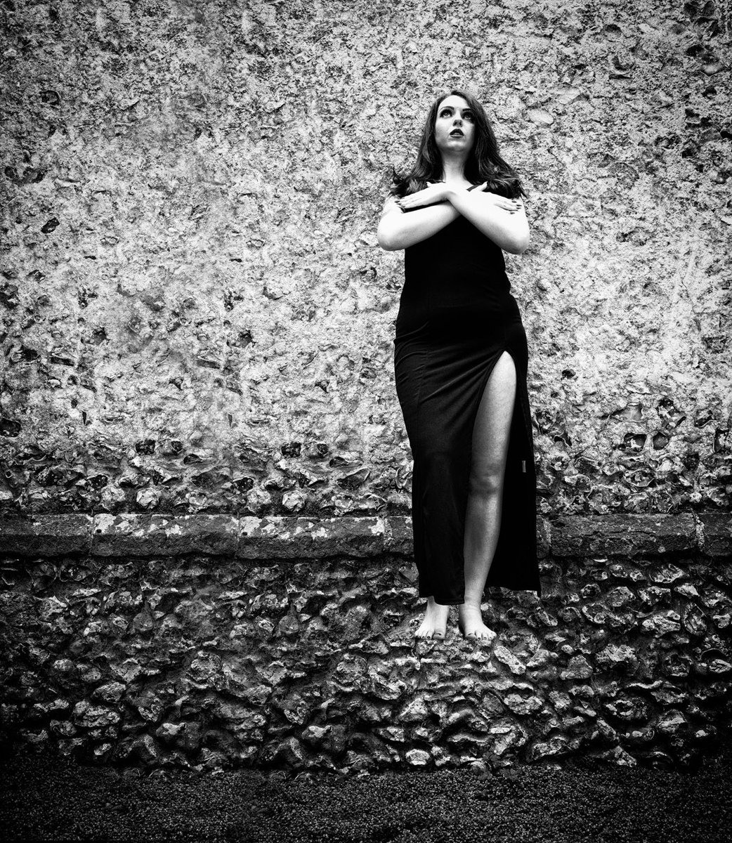 Mollothequeen's tweet photo. Levitation... now there’s something I bet you didn’t know I could do 😉 #magic #levitation #flying #kentmodels #tricks #creativephotography https://t.co/LWnNgfVaMm