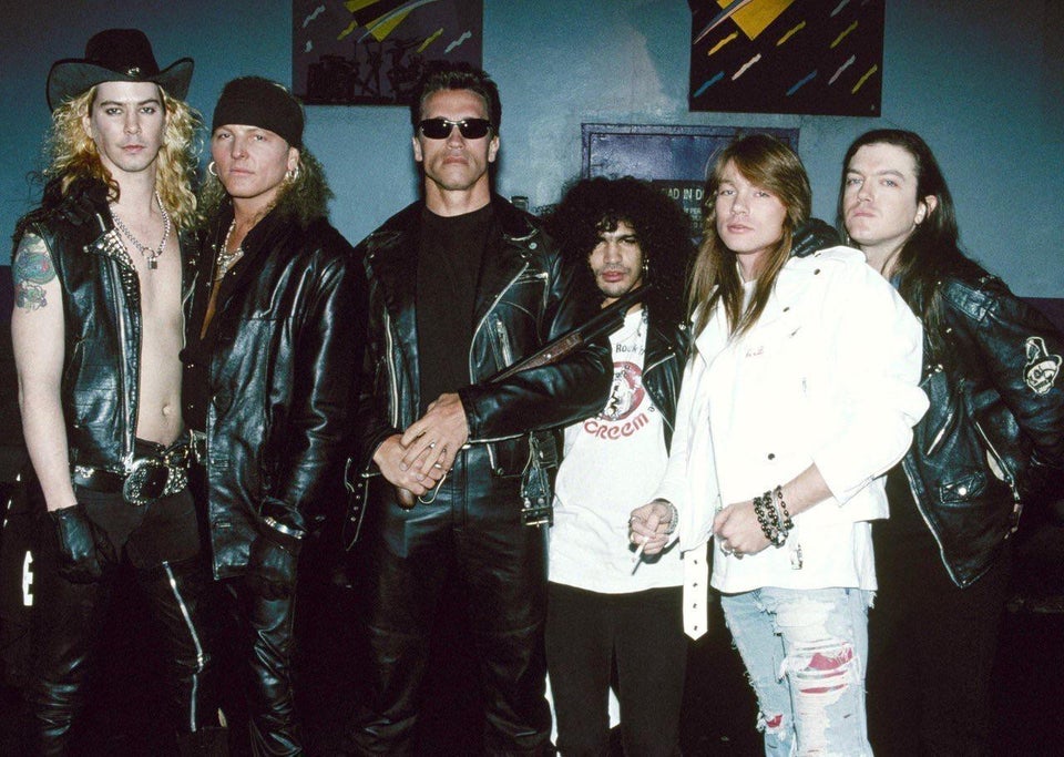 Reddit's tweet image. The 90's were wild... @gunsnroses with @Schwarzenegger (1991) ow.ly/t9yK50vj9V7 via r/OldSchoolCool