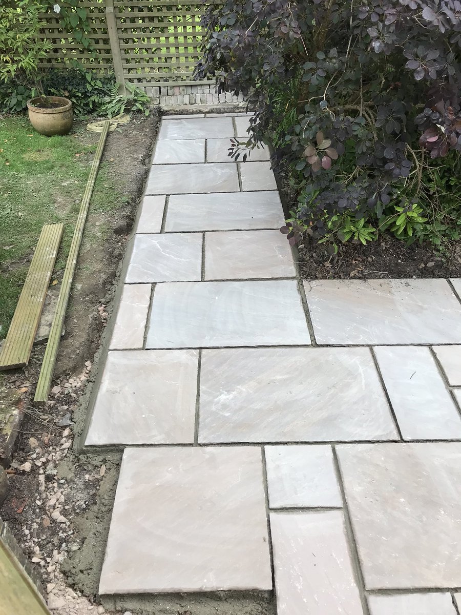 BuckinghamsLand's tweet image. Good progress in the last 2 days on our Ansty project. Raj blend Indian sandstone slabs with some steps and pathways to come #hardlandscaping #hardlandscapingdesign #patio #indiansandstonepaving #paving #naturalstone