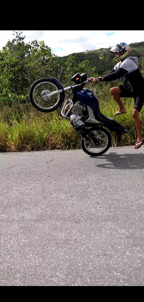 Sextouuu ... Hoje e dia de lutar capoeira com a moto kkkkk
