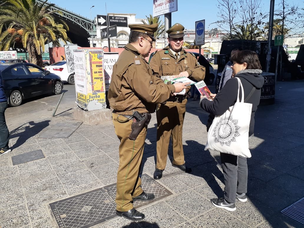 comisaria_21's tweet photo. #Estacioncentral Oficina Micc. 21° Comisaría @Carabdechile  Realiza campaña preventiva "DENUNCIA SEGURO" en el metro Estación Central #LaPrevencionEsNuestraEsencia  #MetroRed #OrdenyPatria https://t.co/FhwMIvhvDb