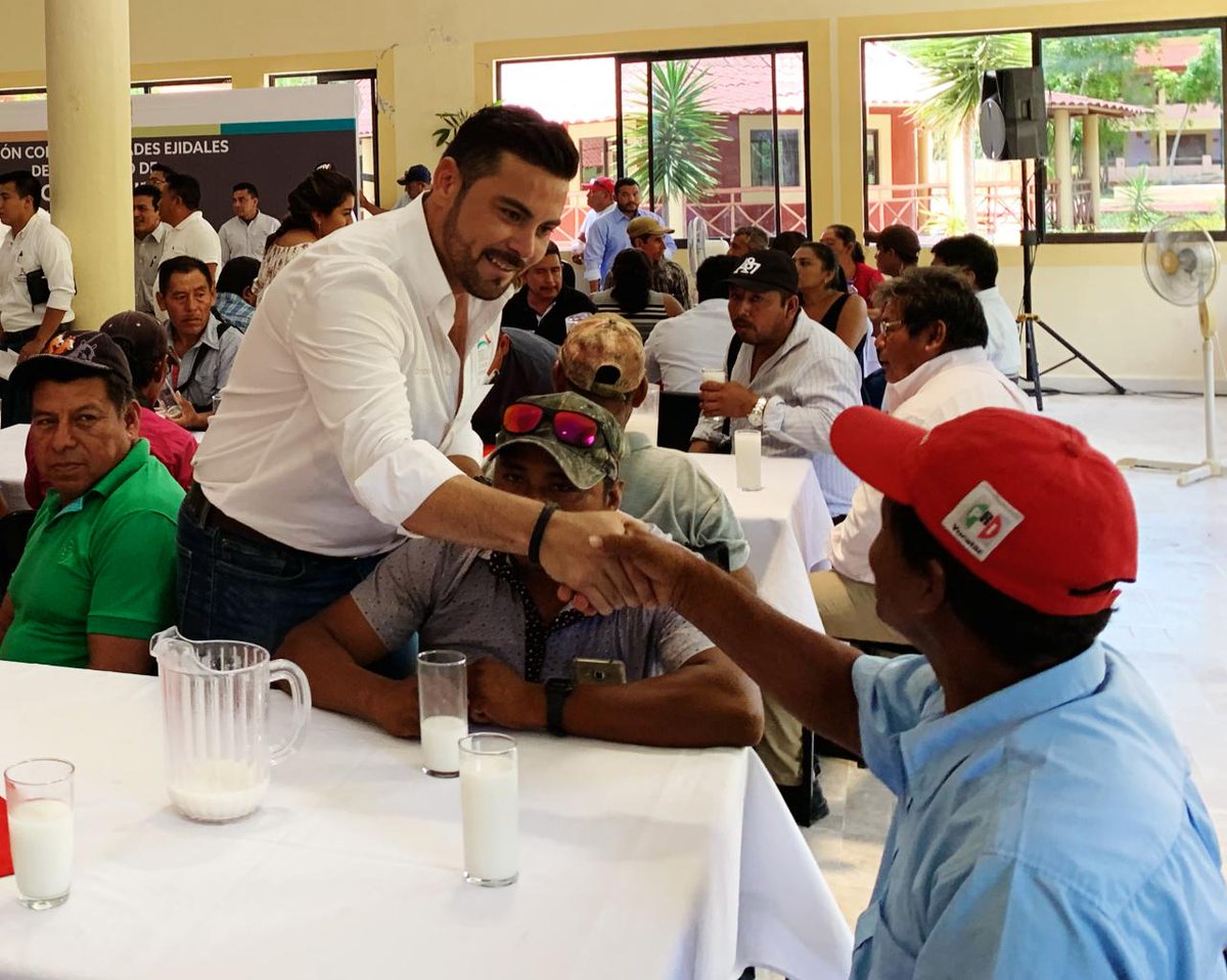 ChrisCastroB's tweet photo. La oficina de hoy 👉#Calakmul 

En #Xpujil, acompañé al Gobernador @AysaGonzalez, a entregar apoyos a los Comisarios Ejidales de #Calakmul, para que sigan realizando sus trabajos #PorLasFamilias👨‍👩‍👧‍👦✅💯

Seguimos haciendo equipo🤜🏻🤛🏻para lograr mayores beneficios en todo Campeche 🙌🏻 https://t.co/hHPwbQ3z0M