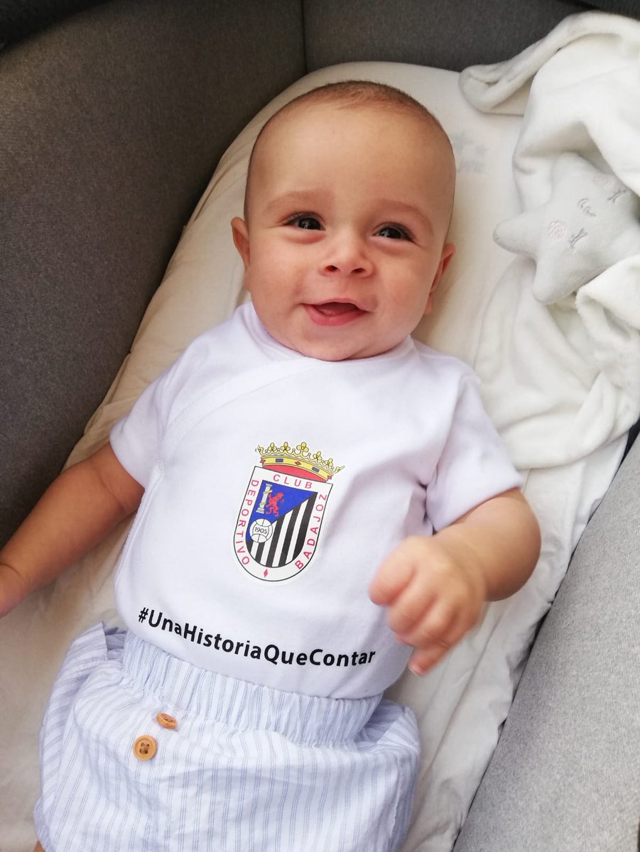 josemags_josema's tweet photo. Presente y futuro blanquinegro !!! #UnaHistoriaqueContar @CDBadajoz 4 meses y ya ha suma dos abonos!! #SAUL https://t.co/vWqc4isWHT